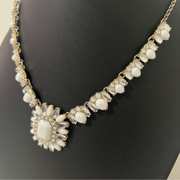 Timeless Elegance Stunning Gold and White Necklace Statement Business - Picture 2 of 8